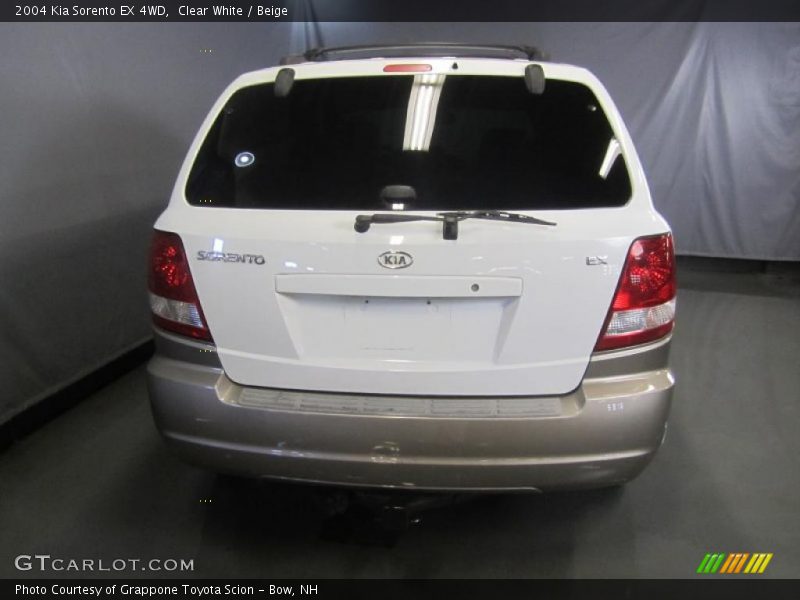 Clear White / Beige 2004 Kia Sorento EX 4WD