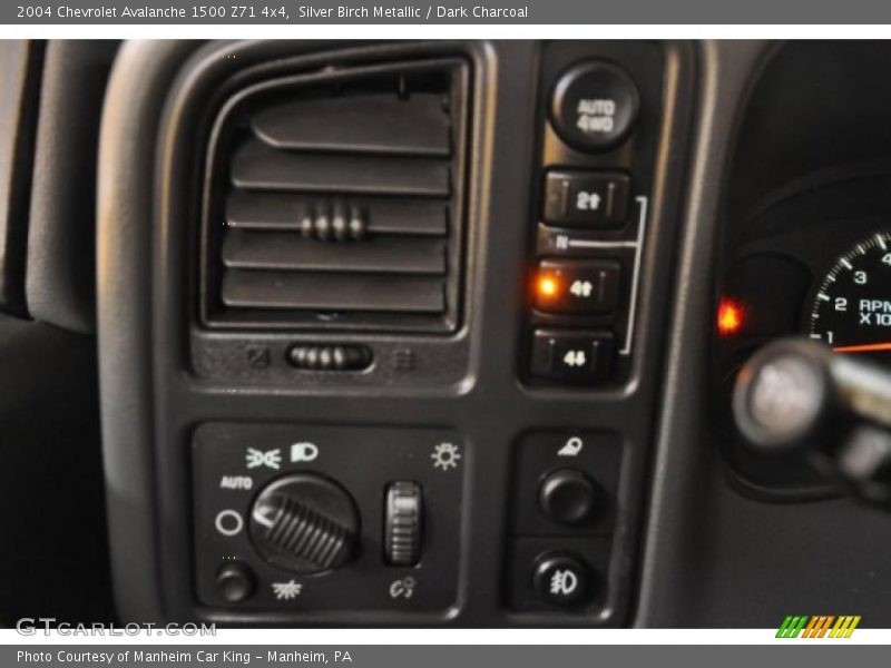 Silver Birch Metallic / Dark Charcoal 2004 Chevrolet Avalanche 1500 Z71 4x4