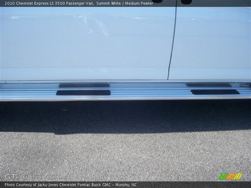 Summit White / Medium Pewter 2010 Chevrolet Express LS 3500 Passenger Van