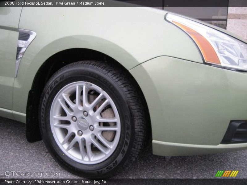 Kiwi Green / Medium Stone 2008 Ford Focus SE Sedan