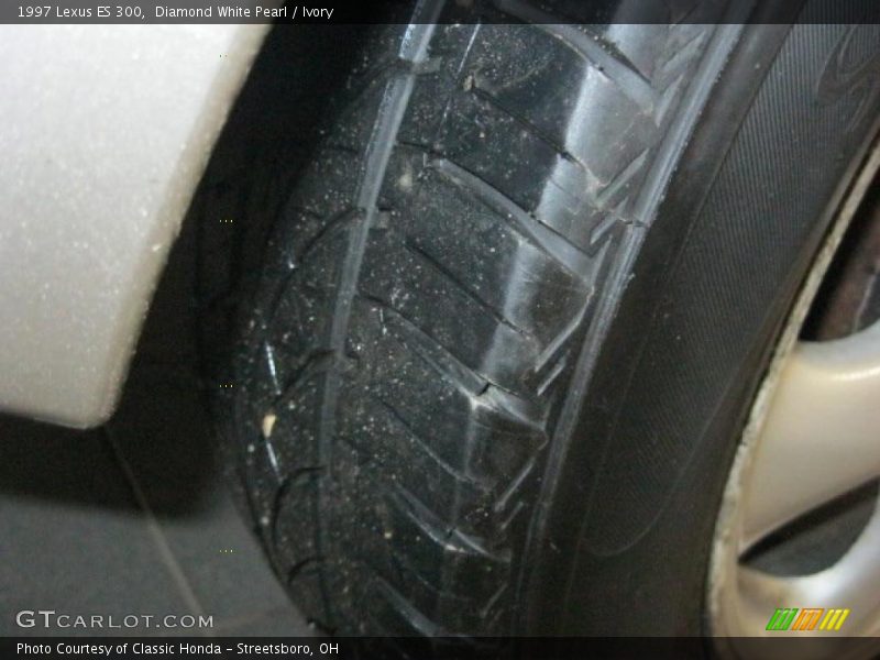 Diamond White Pearl / Ivory 1997 Lexus ES 300