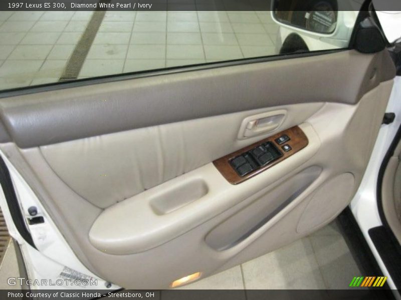Diamond White Pearl / Ivory 1997 Lexus ES 300