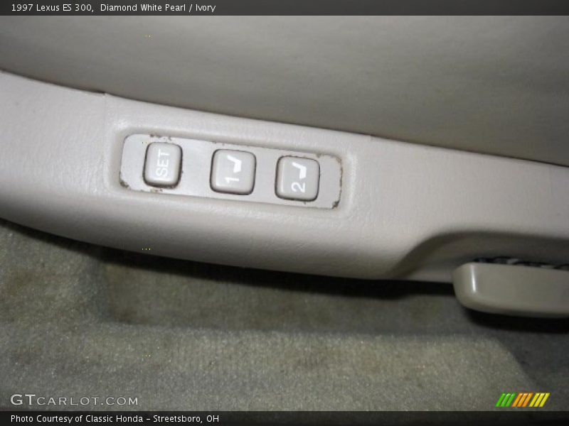 Diamond White Pearl / Ivory 1997 Lexus ES 300