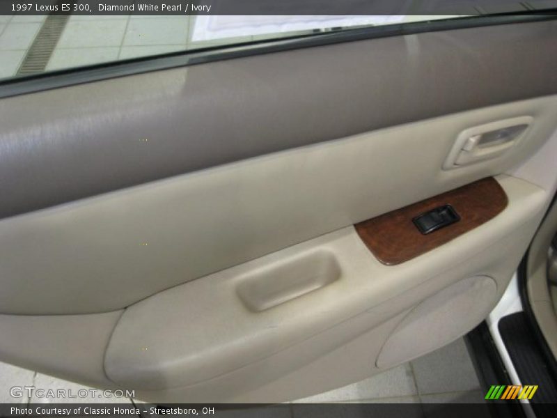 Diamond White Pearl / Ivory 1997 Lexus ES 300
