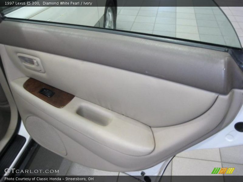 Diamond White Pearl / Ivory 1997 Lexus ES 300