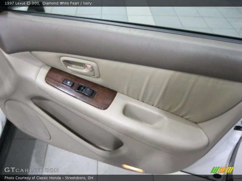 Diamond White Pearl / Ivory 1997 Lexus ES 300