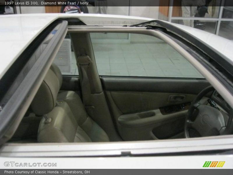 Diamond White Pearl / Ivory 1997 Lexus ES 300