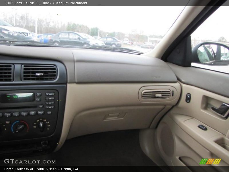 Black / Medium Parchment 2002 Ford Taurus SE