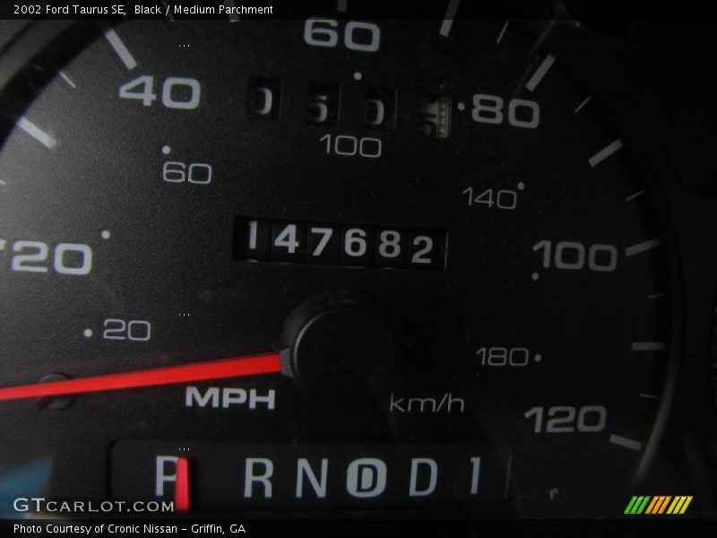 Black / Medium Parchment 2002 Ford Taurus SE