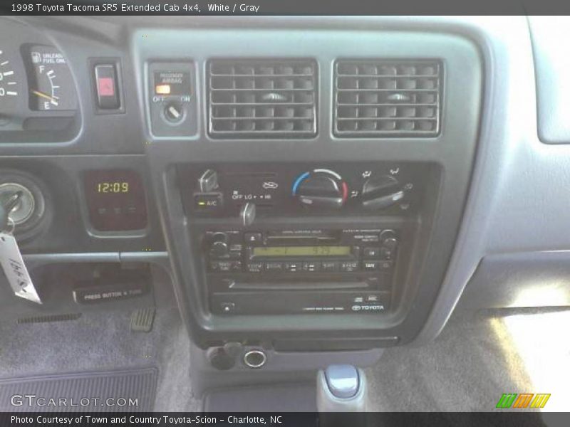 White / Gray 1998 Toyota Tacoma SR5 Extended Cab 4x4