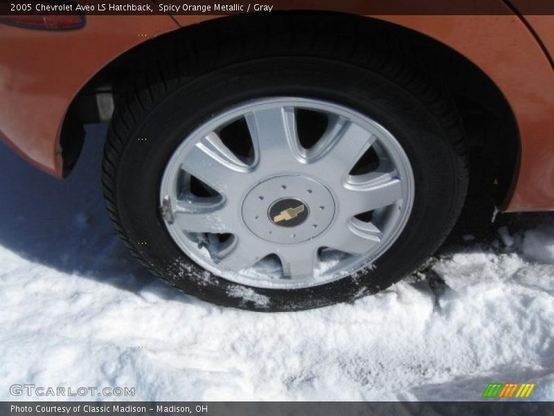 Spicy Orange Metallic / Gray 2005 Chevrolet Aveo LS Hatchback
