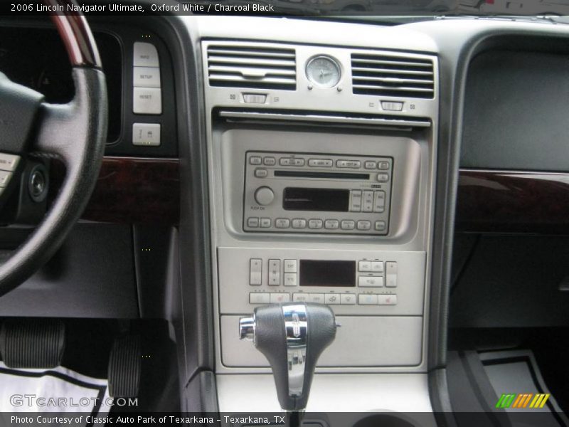 Oxford White / Charcoal Black 2006 Lincoln Navigator Ultimate