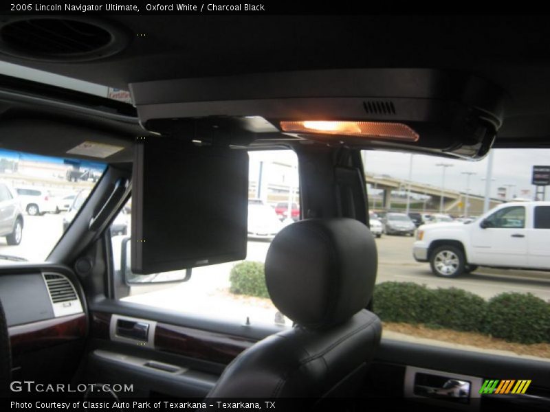 Oxford White / Charcoal Black 2006 Lincoln Navigator Ultimate