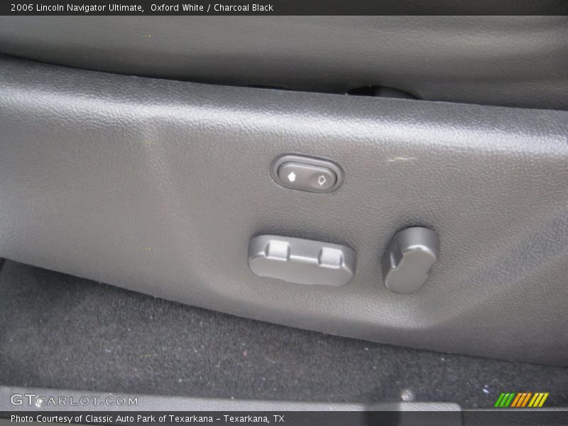 Oxford White / Charcoal Black 2006 Lincoln Navigator Ultimate