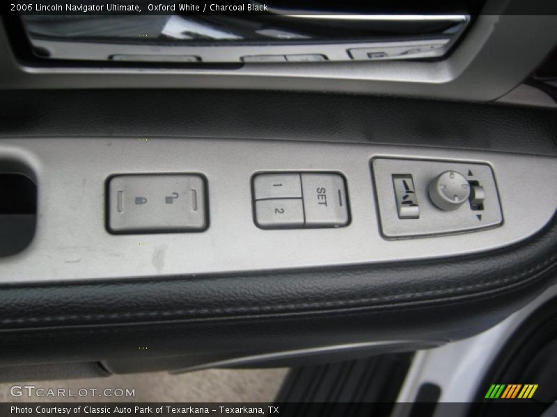 Oxford White / Charcoal Black 2006 Lincoln Navigator Ultimate