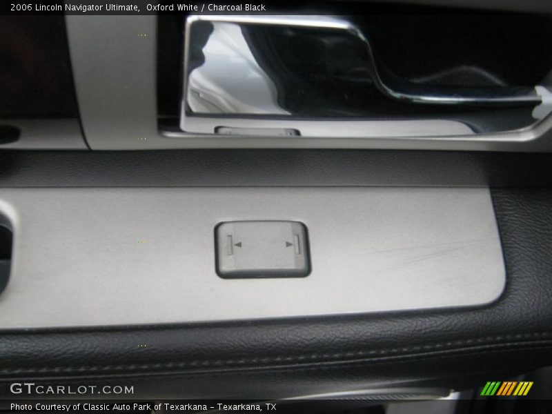 Oxford White / Charcoal Black 2006 Lincoln Navigator Ultimate