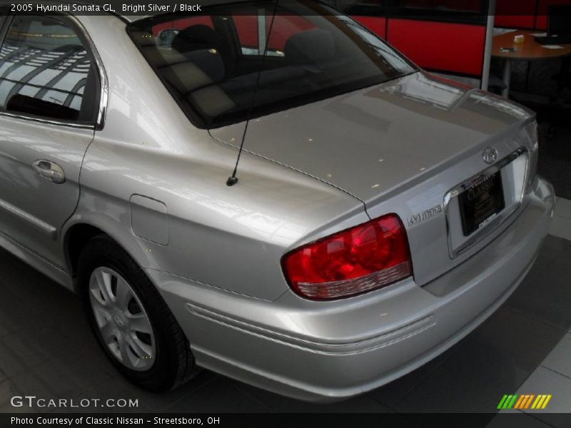 Bright Silver / Black 2005 Hyundai Sonata GL