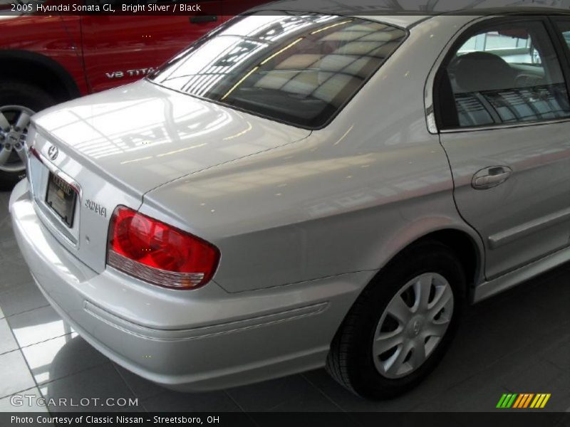 Bright Silver / Black 2005 Hyundai Sonata GL