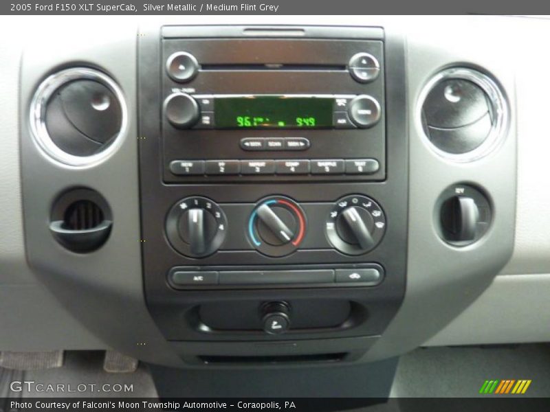 Silver Metallic / Medium Flint Grey 2005 Ford F150 XLT SuperCab