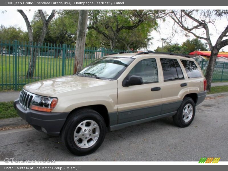 Front 3/4 View of 2000 Grand Cherokee Laredo 4x4