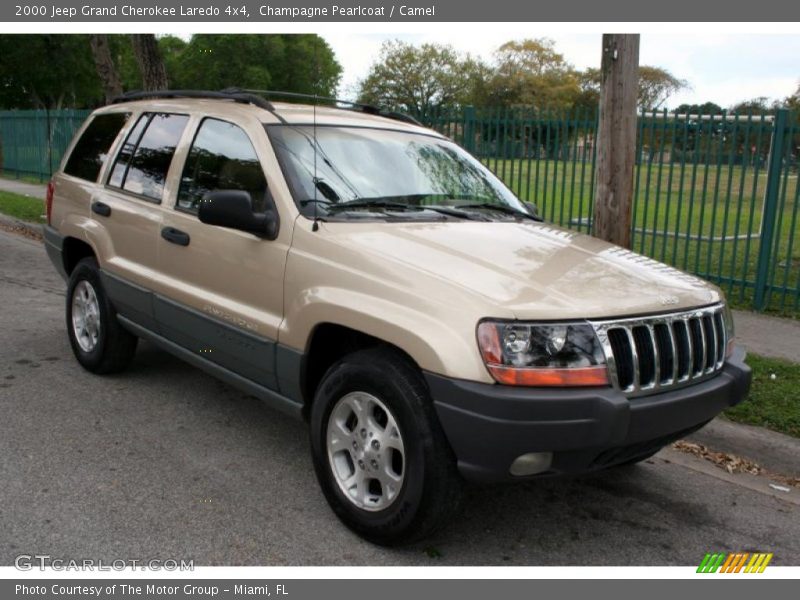 Front 3/4 View of 2000 Grand Cherokee Laredo 4x4