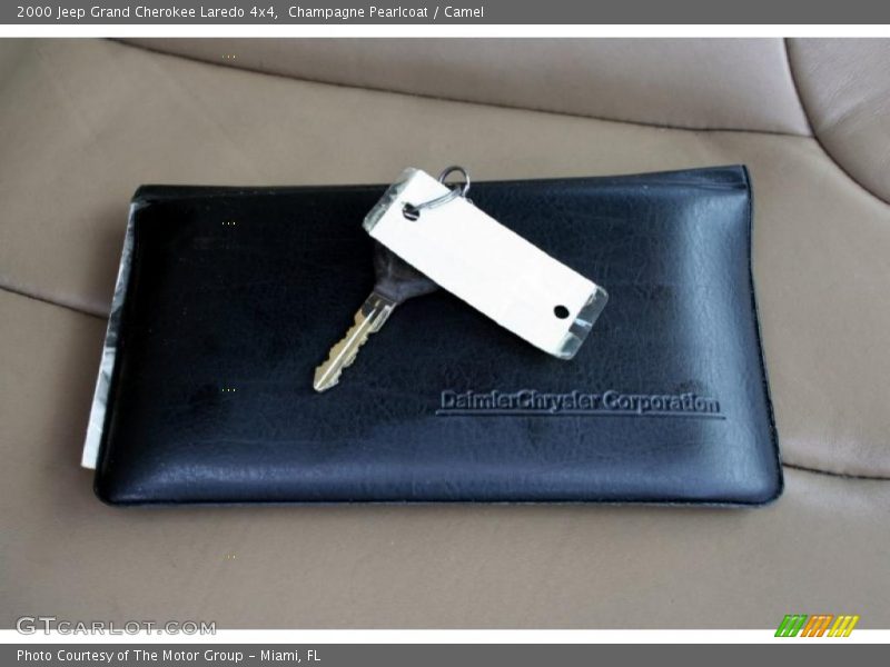 Champagne Pearlcoat / Camel 2000 Jeep Grand Cherokee Laredo 4x4
