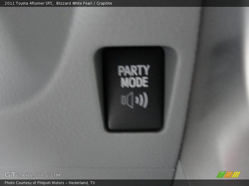 Blizzard White Pearl / Graphite 2011 Toyota 4Runner SR5
