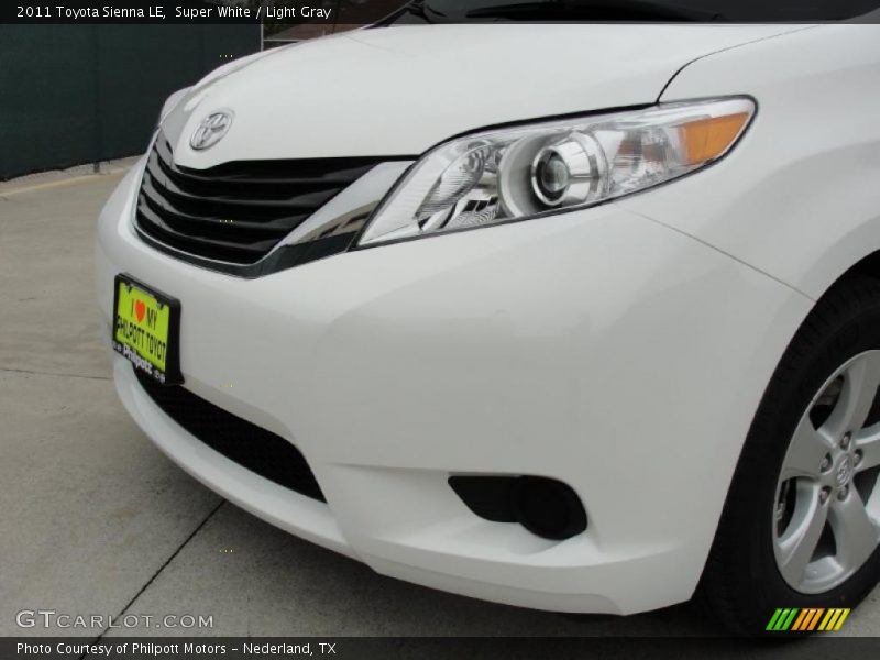 Super White / Light Gray 2011 Toyota Sienna LE