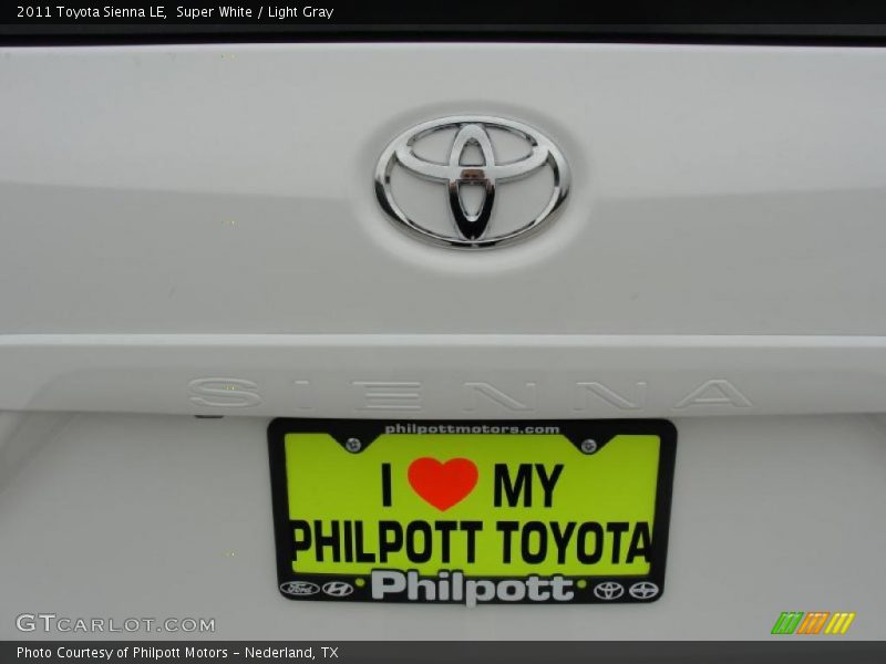 Super White / Light Gray 2011 Toyota Sienna LE