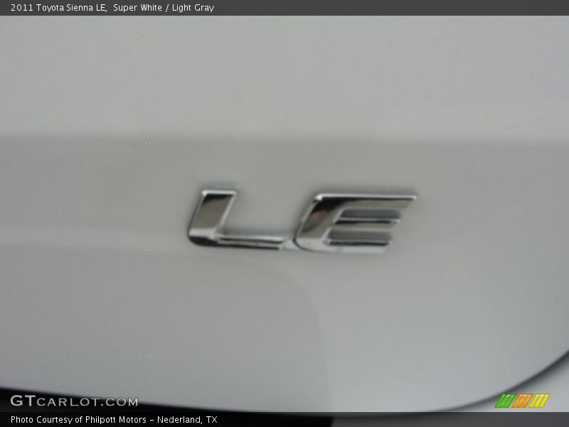 Super White / Light Gray 2011 Toyota Sienna LE