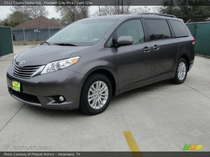 Front 3/4 View of 2011 Sienna XLE