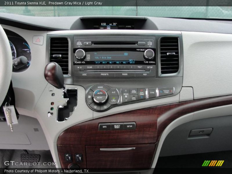 Controls of 2011 Sienna XLE