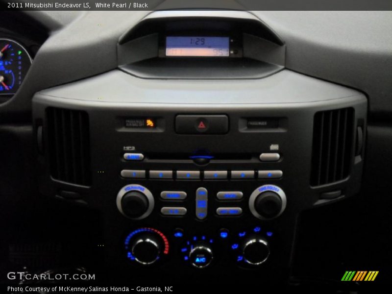 White Pearl / Black 2011 Mitsubishi Endeavor LS