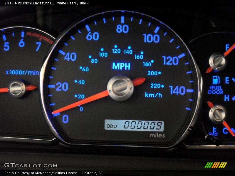 White Pearl / Black 2011 Mitsubishi Endeavor LS
