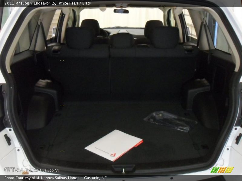 White Pearl / Black 2011 Mitsubishi Endeavor LS