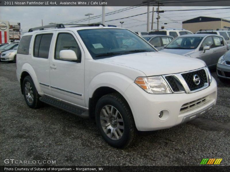 Front 3/4 View of 2011 Pathfinder LE 4x4
