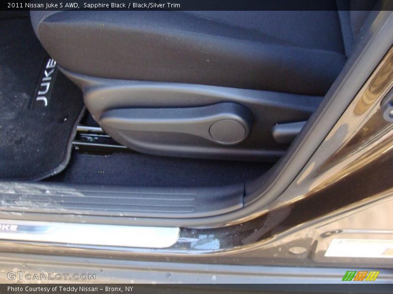 Sapphire Black / Black/Silver Trim 2011 Nissan Juke S AWD