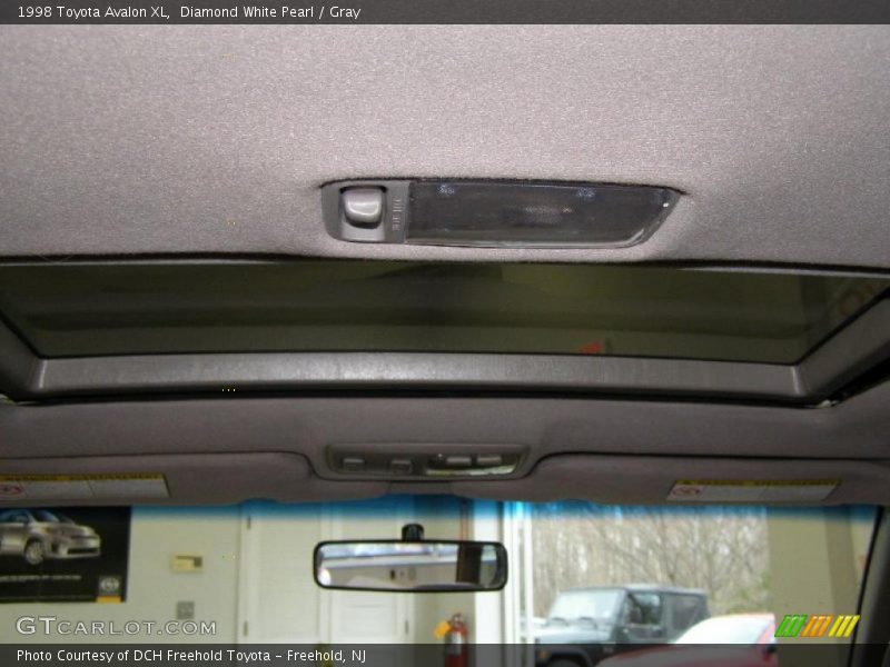 Diamond White Pearl / Gray 1998 Toyota Avalon XL