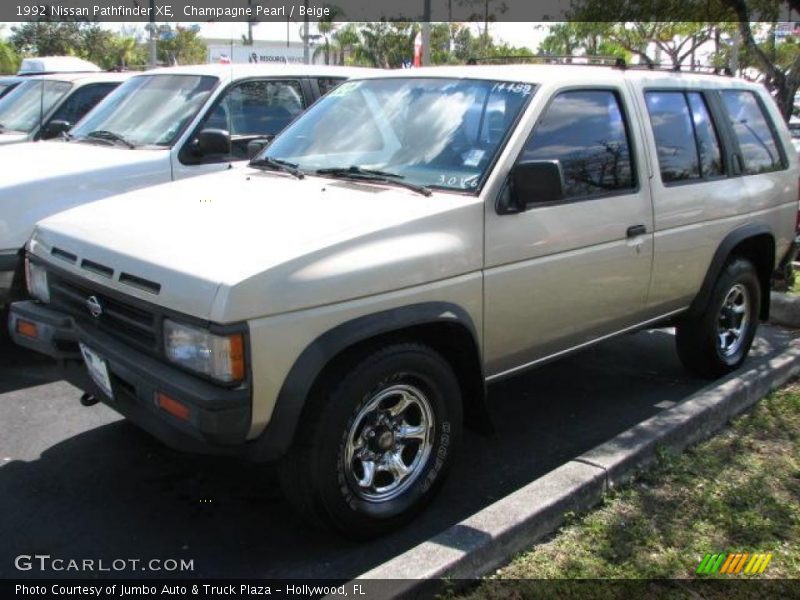 Front 3/4 View of 1992 Pathfinder XE