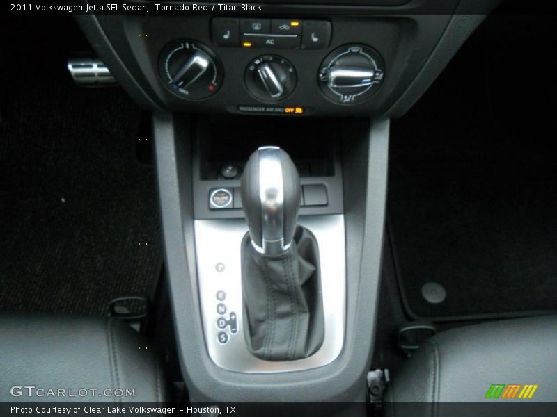 Tornado Red / Titan Black 2011 Volkswagen Jetta SEL Sedan