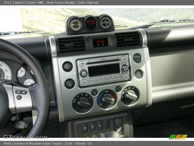 Controls of 2011 FJ Cruiser 4WD