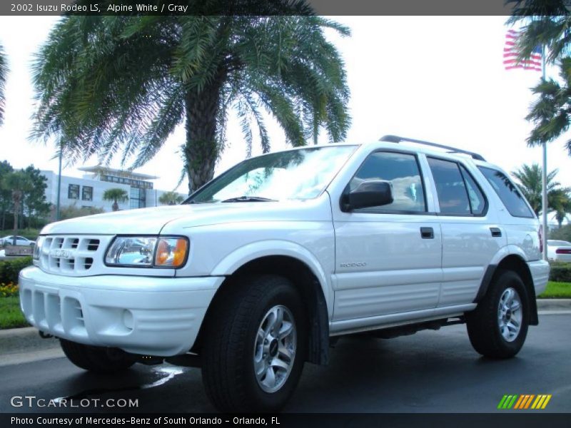 Front 3/4 View of 2002 Rodeo LS