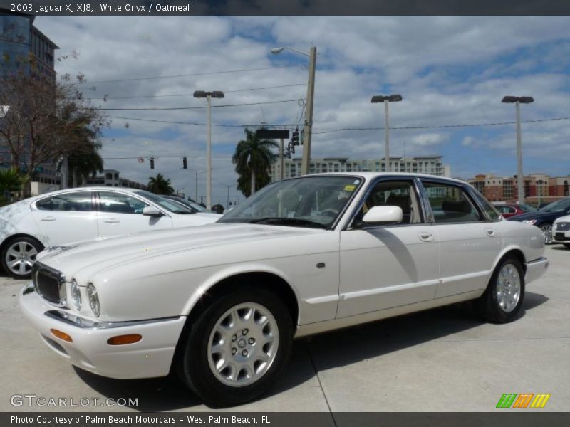 Front 3/4 View of 2003 XJ XJ8