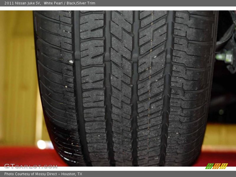 White Pearl / Black/Silver Trim 2011 Nissan Juke SV