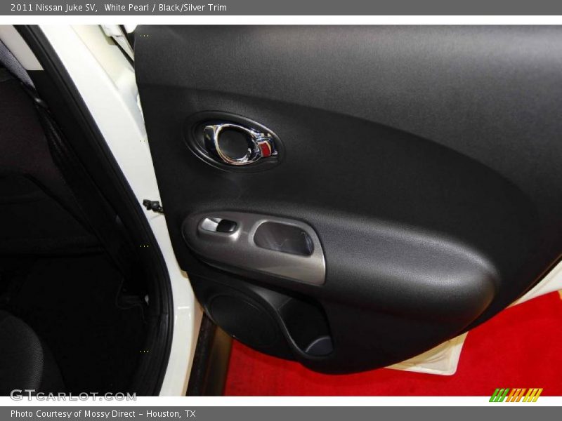 White Pearl / Black/Silver Trim 2011 Nissan Juke SV
