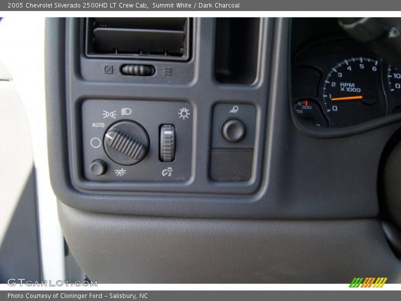 Summit White / Dark Charcoal 2005 Chevrolet Silverado 2500HD LT Crew Cab