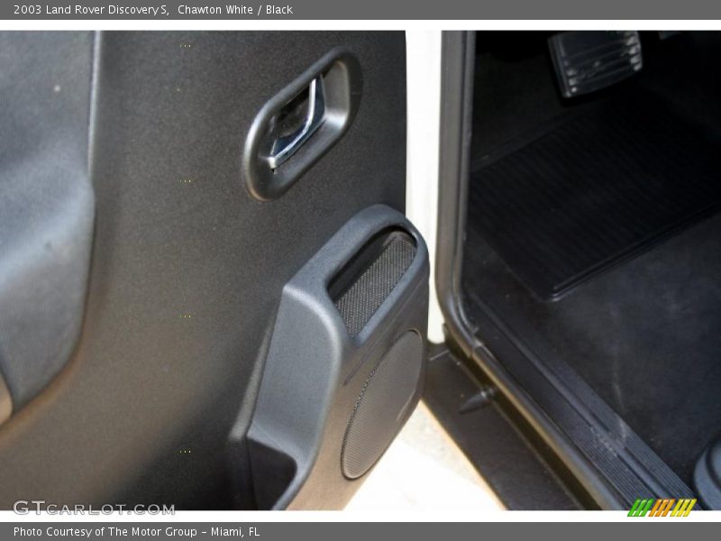 Chawton White / Black 2003 Land Rover Discovery S