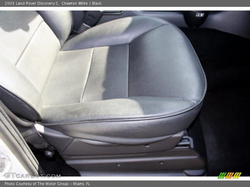 Chawton White / Black 2003 Land Rover Discovery S