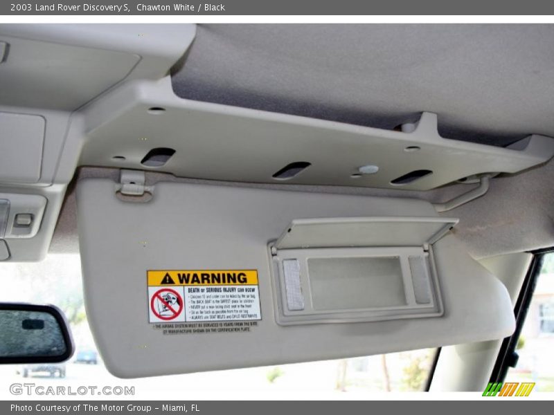 Chawton White / Black 2003 Land Rover Discovery S