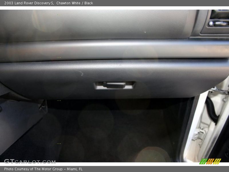 Chawton White / Black 2003 Land Rover Discovery S